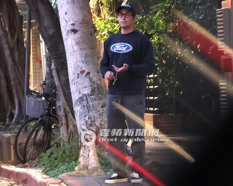 張孝全穿著印著知名潮牌FUCT字樣，與韓國男團BTS成員金泰亨穿的FUNK同款潮T，獨自站在街頭。特勤中心攝