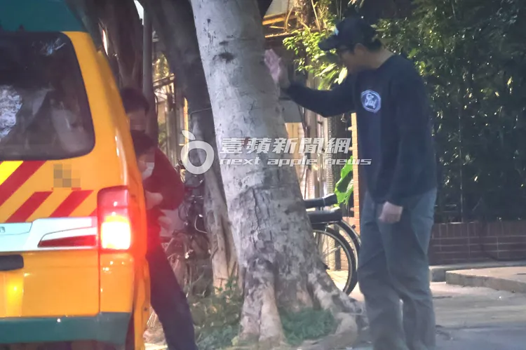 張孝全上前揮手打招呼，接兒子下車。特勤中心攝