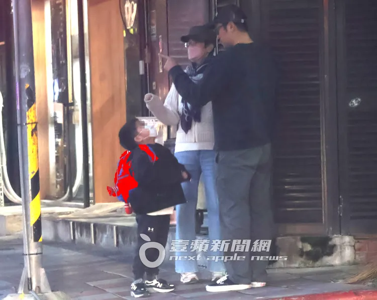 張孝全一家人站在路邊討論剛才下車後的事情。特勤中心攝