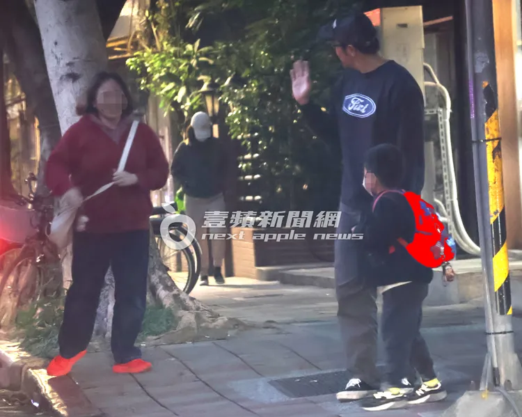 張孝全接兒子下車，帶著他禮貌回頭做身教，跟老師揮手說拜拜。特勤中心攝