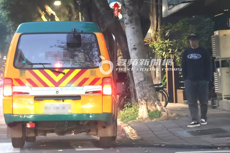 過沒幾分鐘，張孝全兒子的幼兒園校車抵達張孝全面前。特勤中心攝