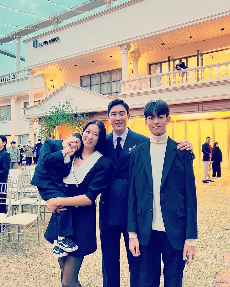 姜景晙與張新英、繼子姜正安、姜正宇一家4口幸福美滿，卻被告通姦。翻攝張新英IG