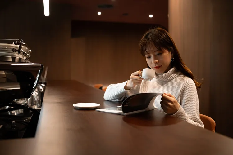 頭等艙延續舒適如家的飛行體驗，共17席專屬空間座席，包含吧台、沙發區。星宇提供