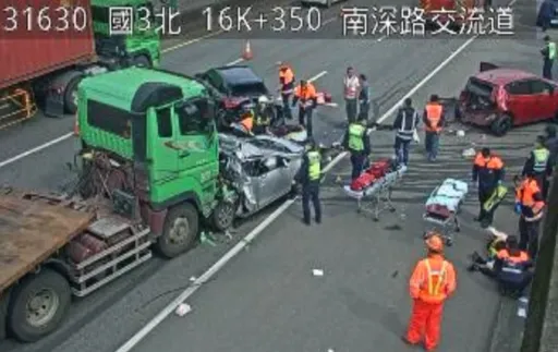 國3重大車禍影片曝光!聯結車追撞4車釀1死7傷 駕駛受困緊急救出