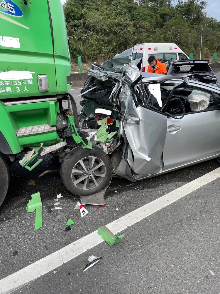 銀色小客車遭撞爛。翻攝畫面