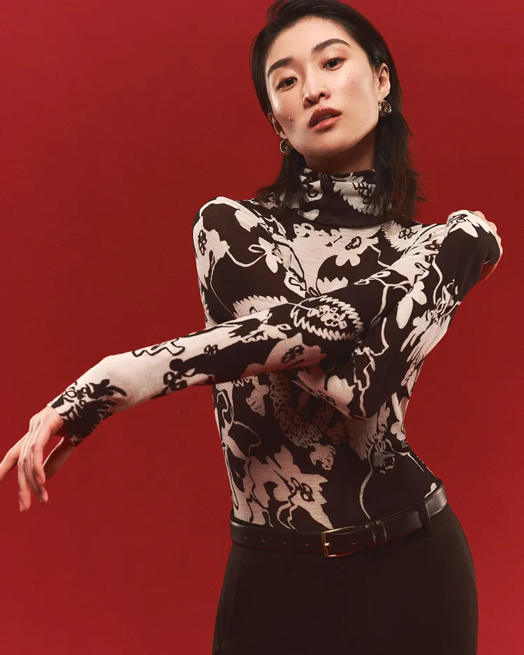 COS新年系列將龍年限定印花結合花卉圖樣。品牌提供