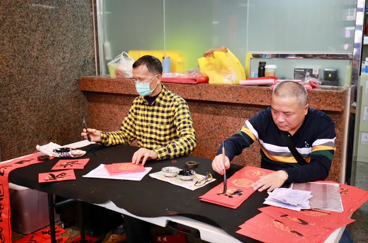 現場揮毫寫春聯。新竹市府提供