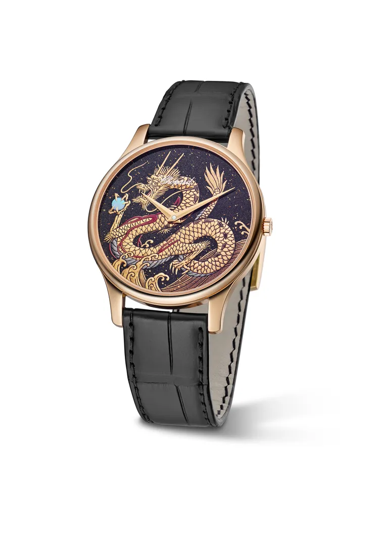 蕭邦L.U.C XP系列龍年蒔繪腕錶，39.5mm，18K玫瑰金錶殼，漆繪技術繪製龍年圖案錶面，手工縫製黑色鱷魚皮錶帶，L.U.C 96.17-L自動上鍊機械機芯，動力儲存65小時，防水深度30米，限量88只，100萬4000元。品牌提供