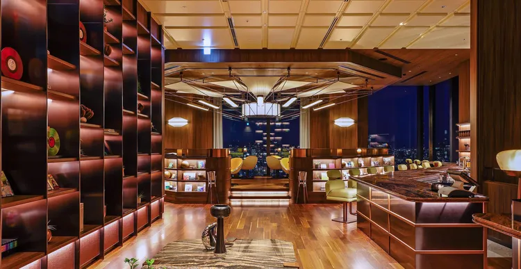 入住大阪盛泰瀾飯店可享受高空酒吧、泰式按摩等設施好好放鬆。Klook提供