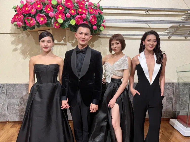 顏曉筠（右起）、王瞳、曾子益夫妻人在越南等待頒獎。民視提供