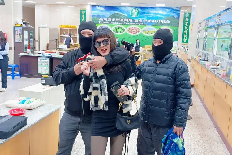 貴婦被持槍歹徒劫持，場面逼真。大園警分局提供