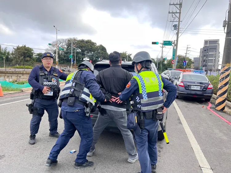 警方演練逮捕搶匪。大園警分局提供