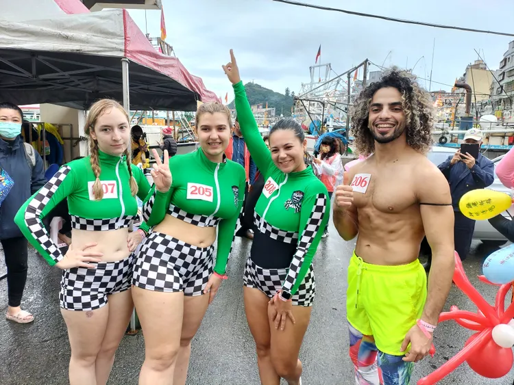 不少國外人士來報名參與跳水祈福。翻攝畫面