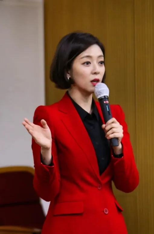 裴賢鎮是電視台主播出身的議員。翻攝裴賢鎮IG