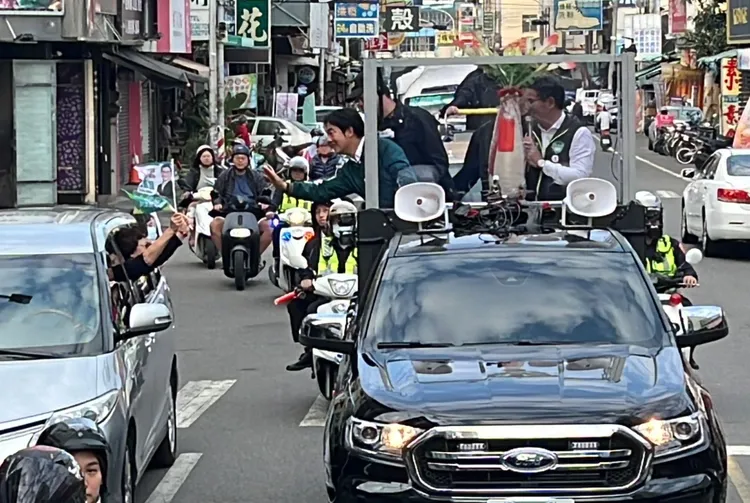 車內的乘客熱情和賴清德打招呼。劉建國競總提供