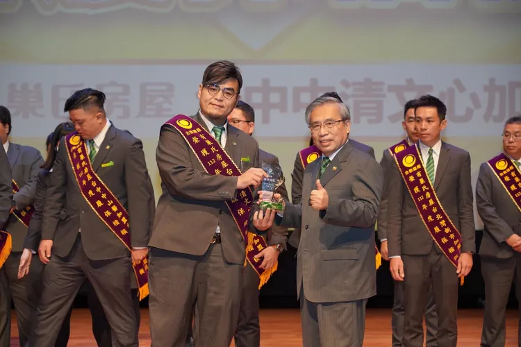 有巢氏房屋台中中清文心加盟店開幕4年，2023獲頒有巢氏中台灣業績第二 。永慶房產集團提供