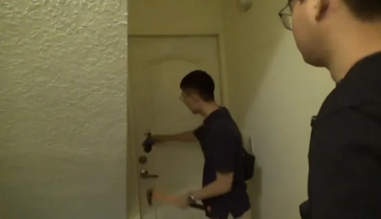 警方前往搜索將負責人帶回。翻攝畫面