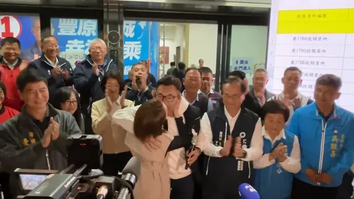 江啟臣順利完成4連霸　致詞時突遭愛妻強吻！閃瞎眾人