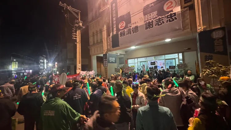 謝志忠支持者聚在競總外不願散去。翻攝謝志忠臉書