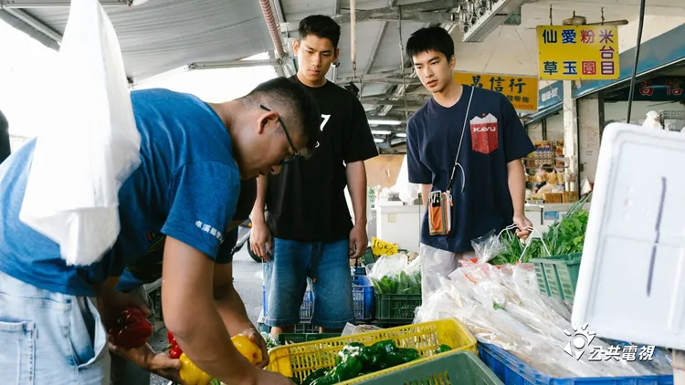 朱軒洋（左）與曾敬驊跟著協作學長到市場採買食材。公視提供
