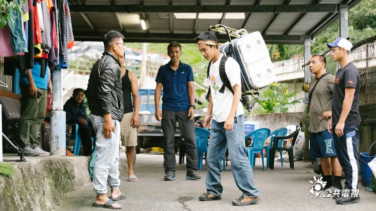 曾敬驊（右）挑戰高山協作，先做負重練習。公視提供