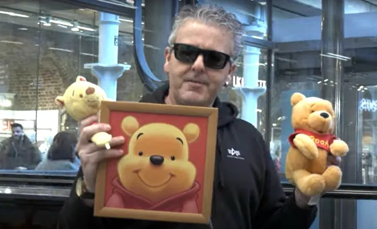 卡瓦納迎戰小粉紅。翻攝Youtube/Dr K Boogie Woogie (Brendan Kavanagh)