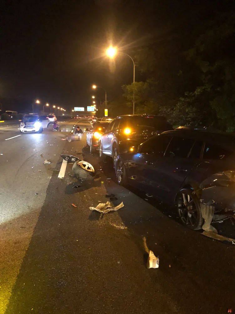 現場多車追撞，2人倒在馬路上動也不動。翻攝記者爆料網