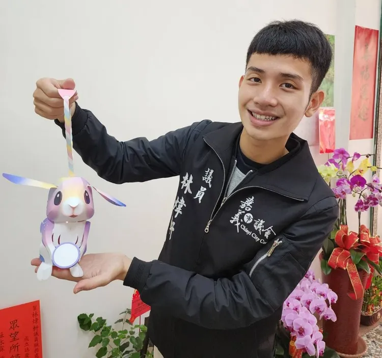 嘉義市議員林煒軒今早座車被追撞，還挨甩棍猛打。取自林煒軒臉書