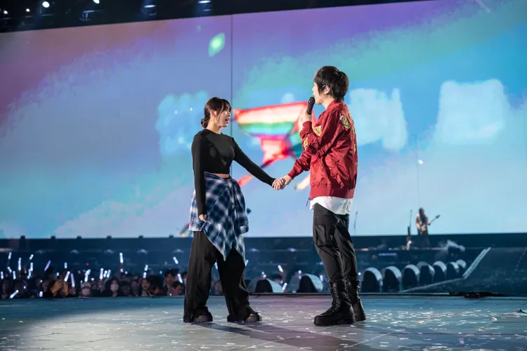 阿信（右）第5場牽著冠佑女兒小玫瑰演唱。相信音樂提供