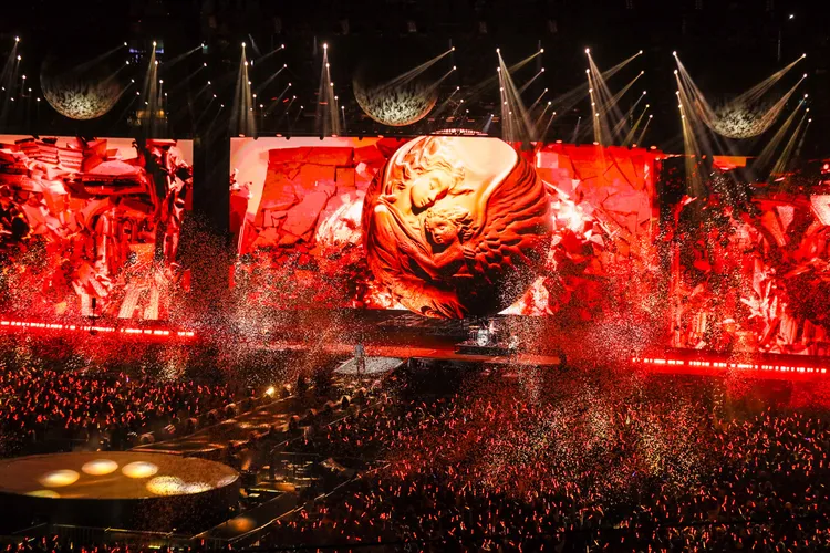 五月天台中演唱會舞台非常壯觀。相信音樂提供