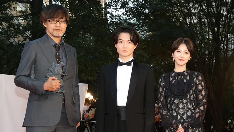 《哥吉拉-1.0》導演山崎貴（左起）、主角神木隆之介、濱邊美波皆入圍第47屆日本電影學院獎。翻攝godzilla231103推特