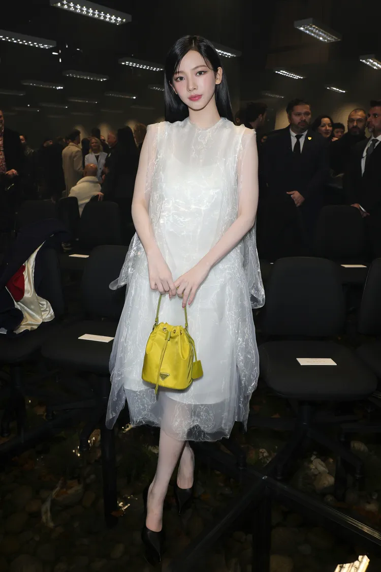 女團aespa成員Karina以仙氣造型在PRADA男裝秀場「打卡上班」。品牌提供