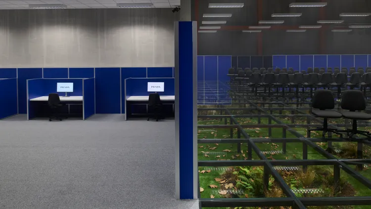 PRADA男裝秀秀場結合了辦公室與大自然景觀，形成衝突對比。品牌提供