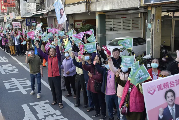 群眾熱情加油。賴惠員競總提供