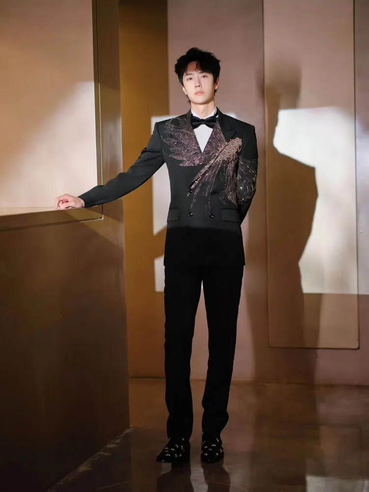 王一博以黑色西裝搭配Corteo Queenie水晶裝飾黑色緞面皮鞋。品牌提供