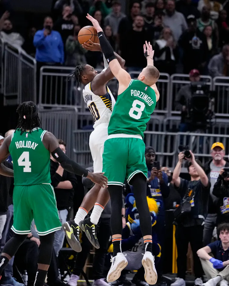 波辛吉斯(右)封蓋麥書林(左)。美聯社