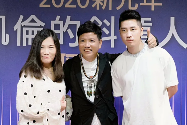 陳凱倫（中）覺得虧欠老婆黃莉屏（左）和獨子陳銳。陳凱倫提供