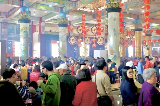 點燈祈福安太歲　龍來逗陣「桃園護國宮」　祈求一年好運龍總來！