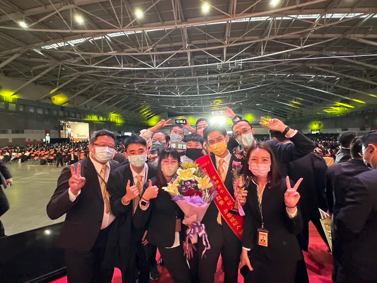 今年才28歲的經紀人鍾晟鈺(圖前右2)，加入永慶房屋後年收上看2百萬！他表示，房仲工作是倒吃甘蔗型，自己越做越上手，獎金也越領越多！永慶房產集團提供