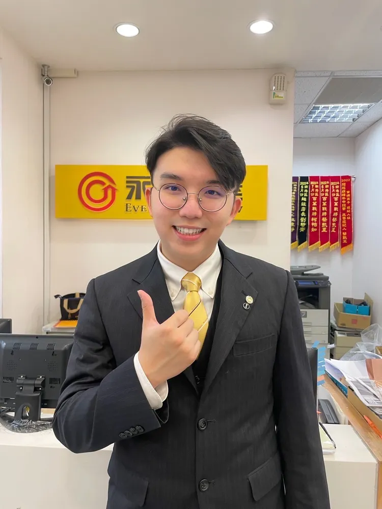 23歲加入永慶房屋的蔡凱至，憑藉永慶的一對一師徒制和自身努力，26歲就榮登千萬業績經紀人！永慶房產集團提供