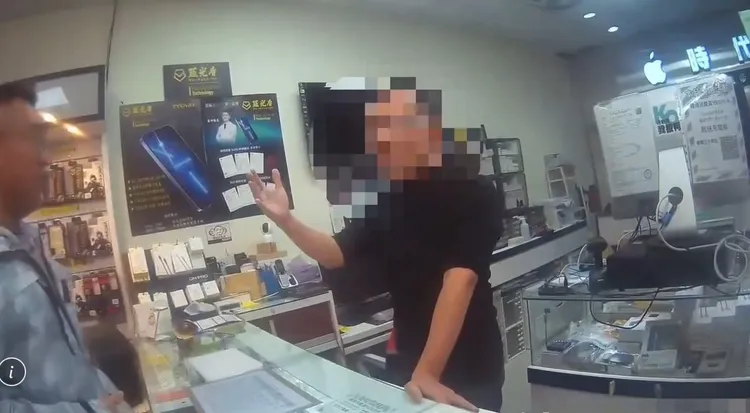 通訊行老闆否認有任何動機，澄清只是在聊微波爐，拒絕到案說明。翻攝畫面