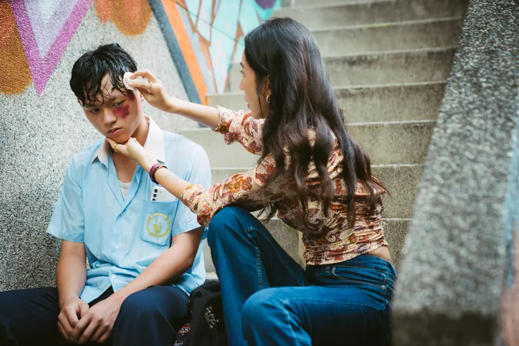 隋棠（右）幫黃耀冬擦傷口。CATCHPLAY+提供