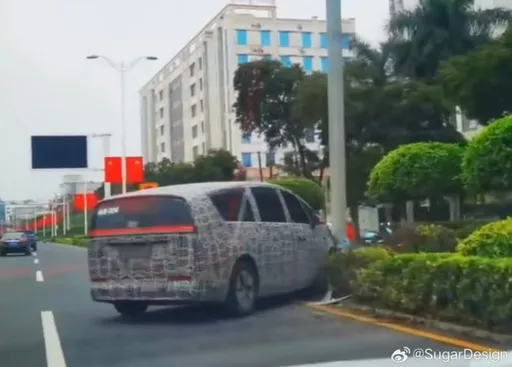超糗!新車還沒上市 道路測試撞上路燈