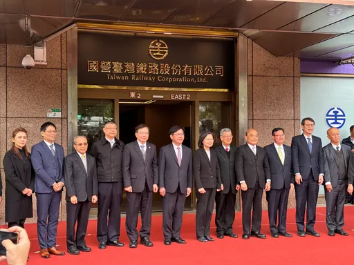 台鐵被高鐵比下去!蘇貞昌不用硬邦邦 11個月沒頭路要蔡英文揪他上車