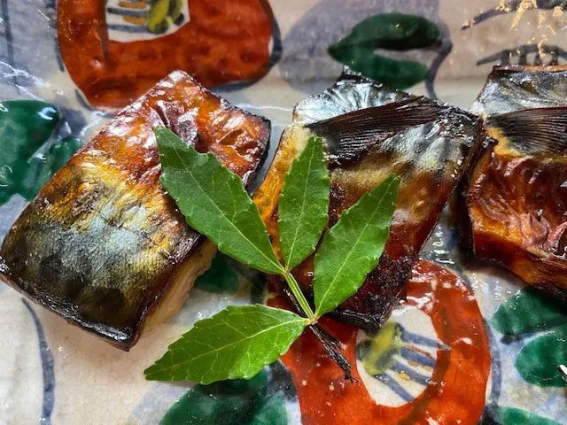 熊本縣「橋本旅館」獲選為商務旅館第一名，使用當地小農種植蔬果入菜，提供多樣傳統料理選擇。業者提供