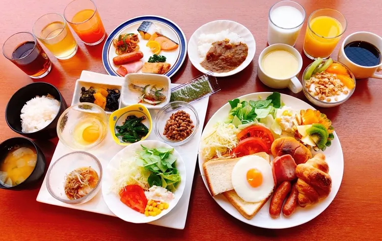 位於宮崎縣的「延岡城市飯店」鄰近市區，除了基本的自助餐菜餚外，更提供日式南蠻雞肉、墨西哥南蠻等異國料理，在5月至9月期間更提供夏季限定冷湯等時令料理，特殊的異國料理。業者提供