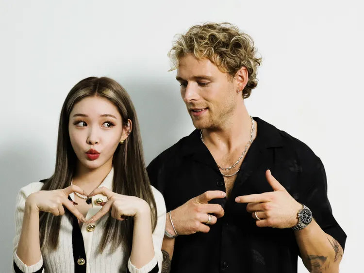 請夏（左）與克里斯多福合唱。華納音樂提供