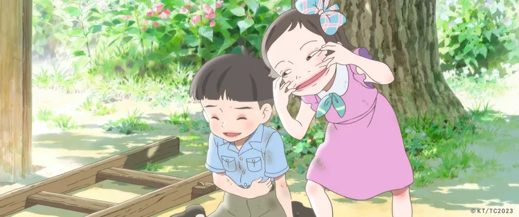 小荳荳（右）教泰明爬樹。台北双喜電影提供