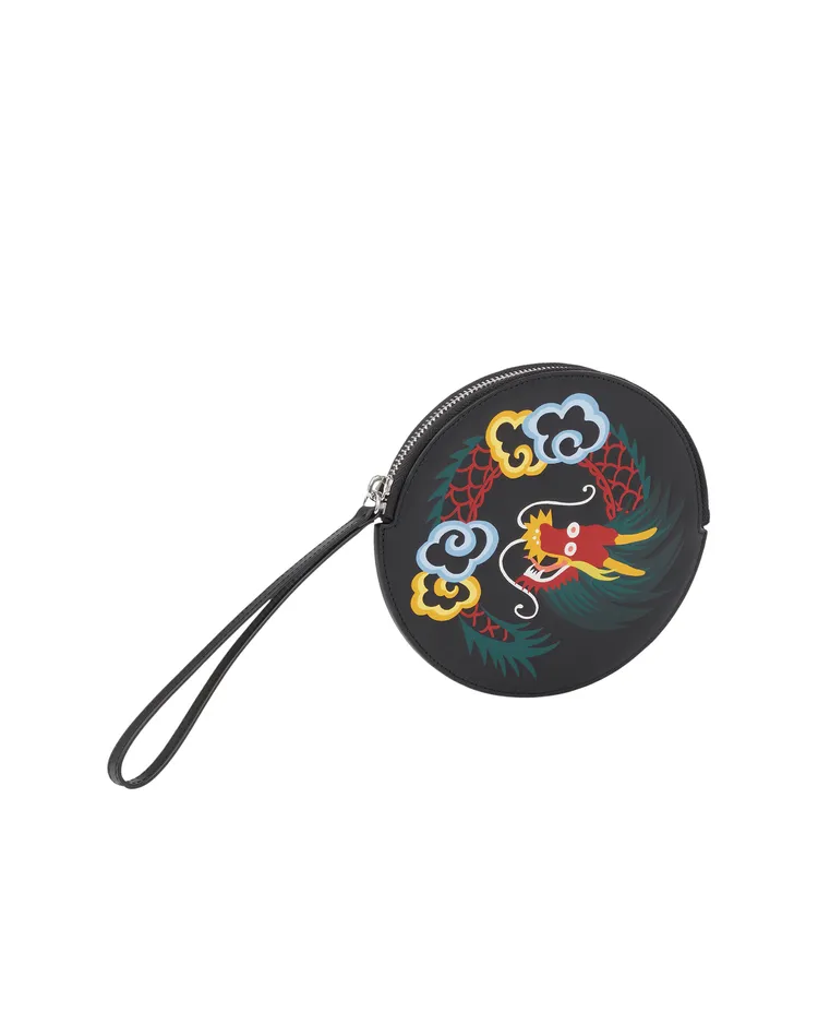 CNY限定龍繡綵云黑色手拿包，1萬800元。品牌提供