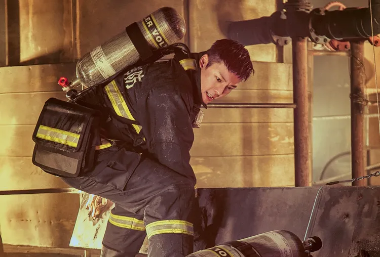 陳偉霆在《照亮你》飾演消防員。八大提供
